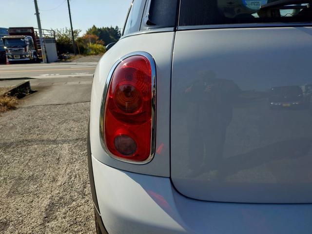 ＭＩＮＩ クーパー　クロスオーバー　走行４．９万キロ　６速マニュアル　純正アルミ　キーレス　ツートンカラー（10枚目）