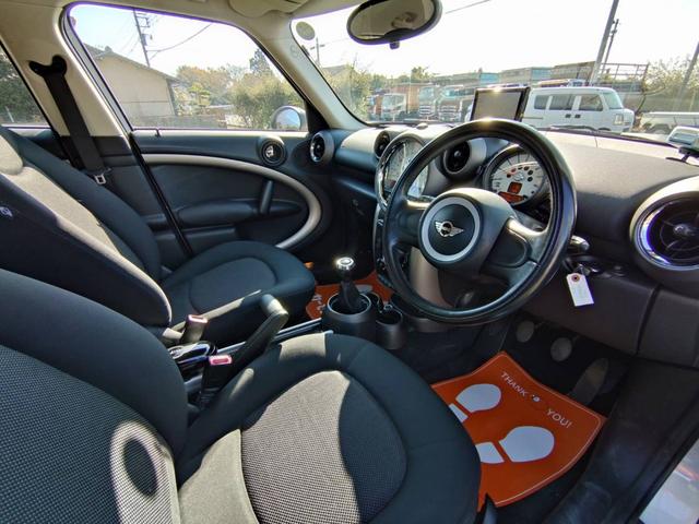 ＭＩＮＩ クーパー　クロスオーバー　走行４．９万キロ　６速マニュアル　純正アルミ　キーレス　ツートンカラー（12枚目）