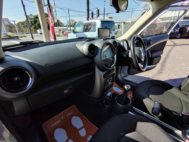 ＭＩＮＩ クーパー　クロスオーバー　走行４．９万キロ　６速マニュアル　純正アルミ　キーレス　ツートンカラー（15枚目）