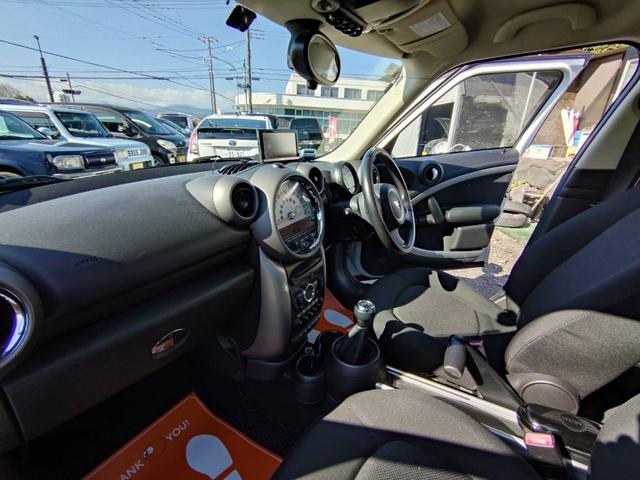 ＭＩＮＩ クーパー　クロスオーバー　走行４．９万キロ　６速マニュアル　純正アルミ　キーレス　ツートンカラー（16枚目）