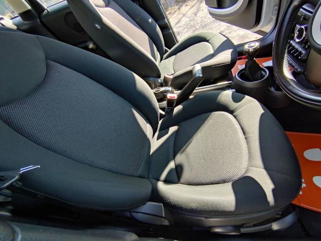 ＭＩＮＩ クーパー　クロスオーバー　走行４．９万キロ　６速マニュアル　純正アルミ　キーレス　ツートンカラー（17枚目）