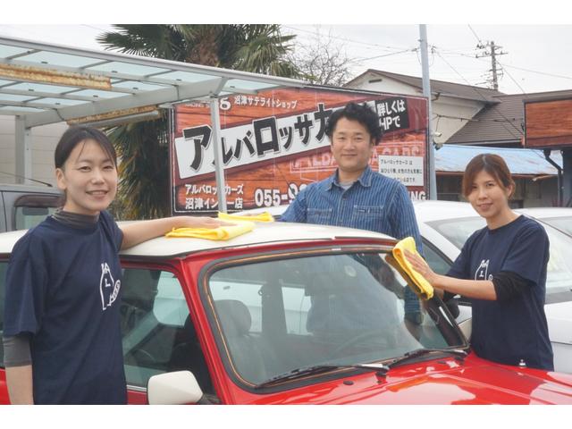 我々がお客様の対応をいたします。左から中西と大庭と溝辺です。毎日洗車したり車をきれいにしたりしてます。