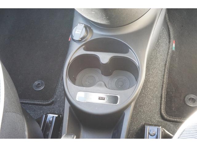 ドリンクホルダーです。ＵＳＢも付いてます。