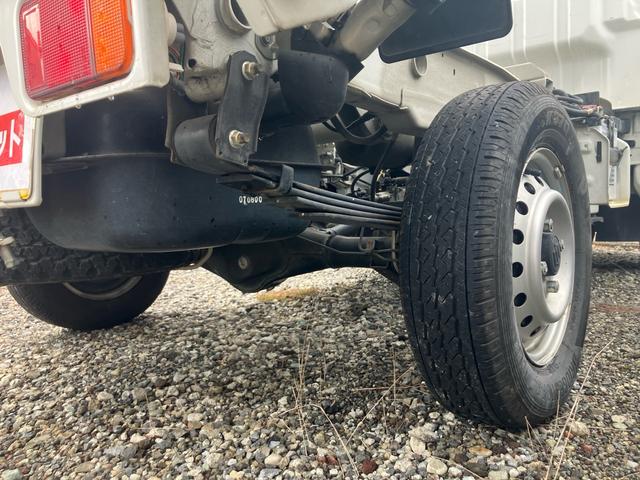 キャリイトラック 　４ＷＤ　５速マニュアル　エアコン　パワーステアリング　ダンプ　ドアバイザー　フロアマット　エアバッグ（16枚目）