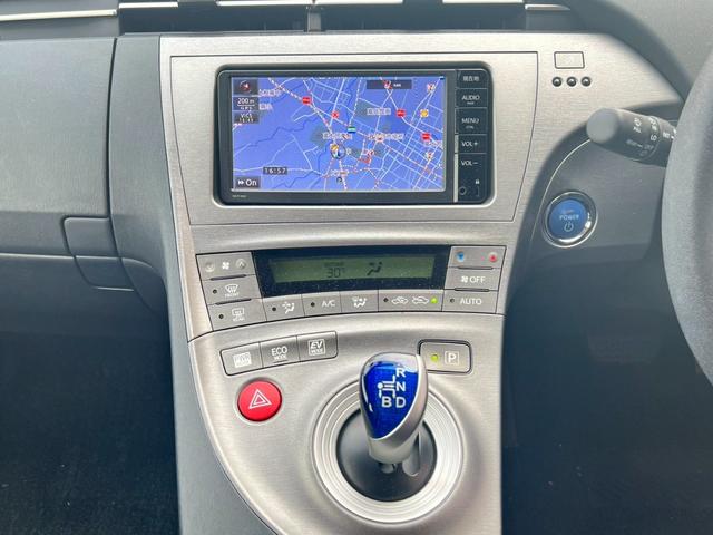プリウス Ｓ　ドライブレコーダー　ＥＴＣ　バックカメラ　ナビ　ＴＶ　アルミホイール　オートライト　ＨＩＤ　ＣＶＴ　スマートキー　電動格納ミラー　盗難防止システム　ＣＤ　ミュージックプレイヤー接続可（3枚目）