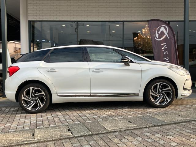 ＤＳ５ シック　レザーパッケージ　パノラマルーフ　ＤＥＮＯＮサラウンド　ＥＴＣ　スマートキー２個　純正ナビＴＶ　バックモニター　Ｂｌｕｅｔｏｏｔｈ　レーンアシスト　インテリジェントハイビーム　車検令和９年６月まで　ユーザー買取車（6枚目）