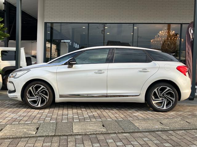 ＤＳ５ シック　レザーパッケージ　パノラマルーフ　ＤＥＮＯＮサラウンド　ＥＴＣ　スマートキー２個　純正ナビＴＶ　バックモニター　Ｂｌｕｅｔｏｏｔｈ　レーンアシスト　インテリジェントハイビーム　車検令和９年６月まで　ユーザー買取車（10枚目）