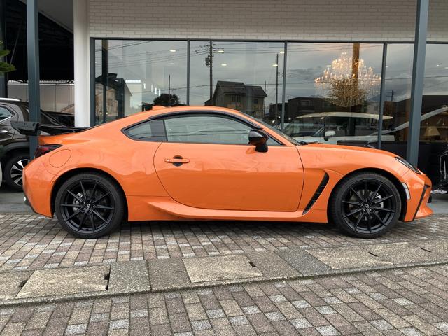 ＧＲ８６ ＲＺ　１０ｔｈアニバーサリーリミテッド　６速ＭＴ　ＧＴウィング　オーサーアラームセキュリティー　７インチベーシックナビ　フルセグＴＶ　Ｂｌｕｅｔｏｏｔｈ　ハーフレザーシート　シートヒーター　ＥＴＣ　クルコン　ステアリング連動ヘッドランプ（6枚目）