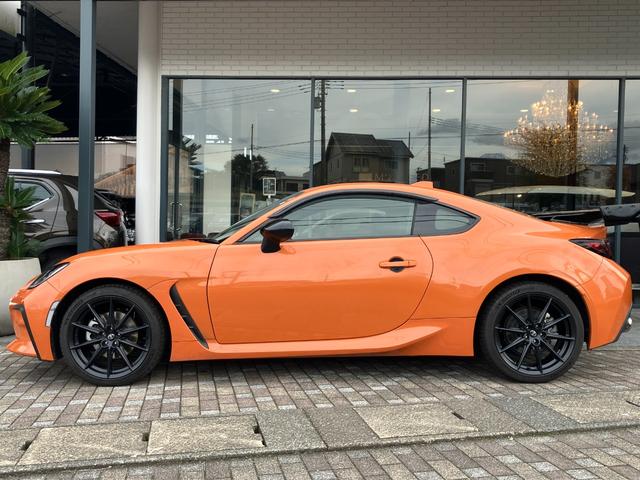 ＧＲ８６ ＲＺ　１０ｔｈアニバーサリーリミテッド　６速ＭＴ　ＧＴウィング　オーサーアラームセキュリティー　７インチベーシックナビ　フルセグＴＶ　Ｂｌｕｅｔｏｏｔｈ　ハーフレザーシート　シートヒーター　ＥＴＣ　クルコン　ステアリング連動ヘッドランプ（10枚目）