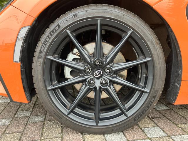 ＧＲ８６ ＲＺ　１０ｔｈアニバーサリーリミテッド　６速ＭＴ　ＧＴウィング　オーサーアラームセキュリティー　７インチベーシックナビ　フルセグＴＶ　Ｂｌｕｅｔｏｏｔｈ　ハーフレザーシート　シートヒーター　ＥＴＣ　クルコン　ステアリング連動ヘッドランプ（19枚目）