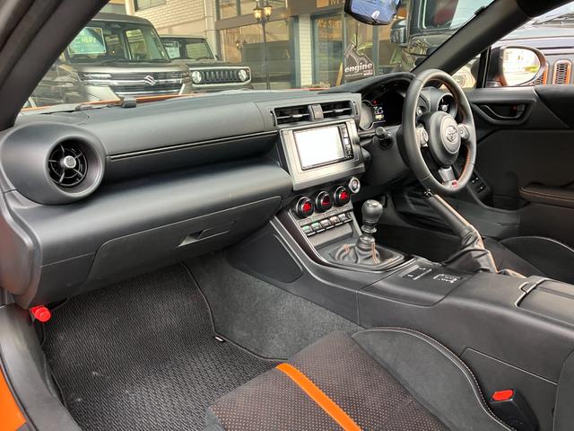 ＧＲ８６ ＲＺ　１０ｔｈアニバーサリーリミテッド　６速ＭＴ　ＧＴウィング　オーサーアラームセキュリティー　７インチベーシックナビ　フルセグＴＶ　Ｂｌｕｅｔｏｏｔｈ　ハーフレザーシート　シートヒーター　ＥＴＣ　クルコン　ステアリング連動ヘッドランプ（56枚目）