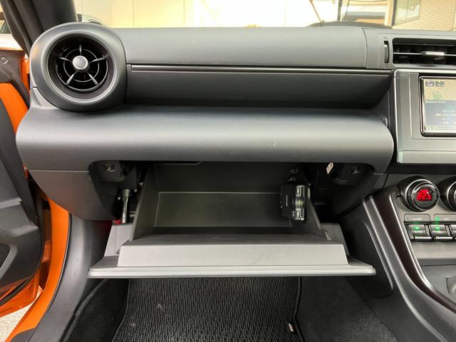 ＧＲ８６ ＲＺ　１０ｔｈアニバーサリーリミテッド　６速ＭＴ　ＧＴウィング　オーサーアラームセキュリティー　７インチベーシックナビ　フルセグＴＶ　Ｂｌｕｅｔｏｏｔｈ　ハーフレザーシート　シートヒーター　ＥＴＣ　クルコン　ステアリング連動ヘッドランプ（57枚目）