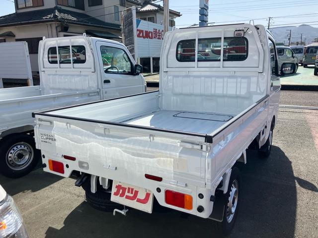 ＮＴ１００クリッパートラック ＤＸ農繁仕様　４ＷＤ　届出済み未使用車　５速マニュアル　エアコン　パワーステアリング　パワーウインドウ　純正マット　社外バイザー　軽トラック（2枚目）