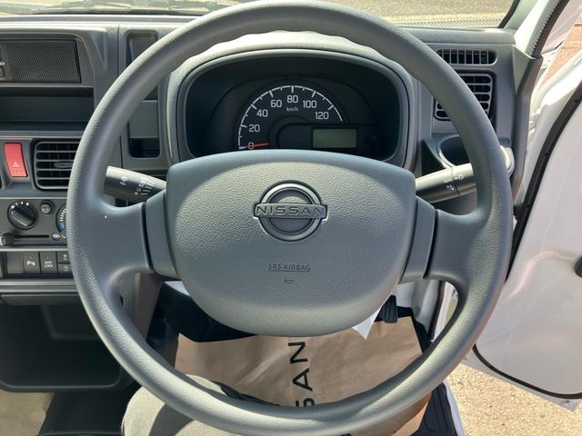 ＮＴ１００クリッパートラック ＤＸ農繁仕様　４ＷＤ　届出済み未使用車　５速マニュアル　エアコン　パワーステアリング　パワーウインドウ　純正マット　社外バイザー　軽トラック（15枚目）