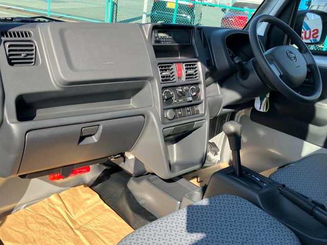 NT100クリッパートラック DX 2WD オートマ 届出済未使用車 コーナーソナー キーレスエントリー パワーウインド エアコン パワステ 新品社外ラバーマット/バイザー付き メーカー保証継承(22枚目)