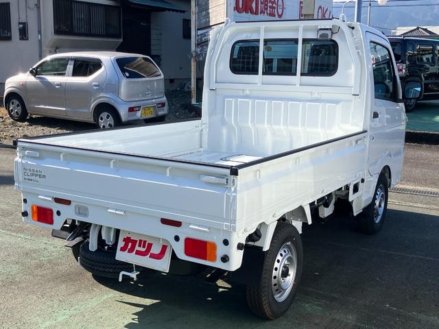 NT100クリッパートラック DX農繁仕様 4WD 5速マニュアル 届出済未使用車 デフロック 4枚スプリング 作業灯 社外ラバーマット/バイザー付き キーレスエントリー パワーウインド エアコン パワステ メーカー保証継承(4枚目)