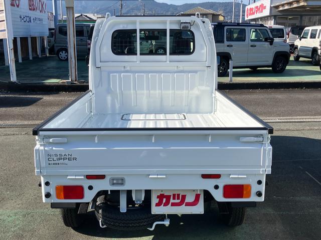 NT100クリッパートラック DX農繁仕様 4WD 5速マニュアル 届出済未使用車 デフロック 4枚スプリング 作業灯 社外ラバーマット/バイザー付き キーレスエントリー パワーウインド エアコン パワステ メーカー保証継承(5枚目)