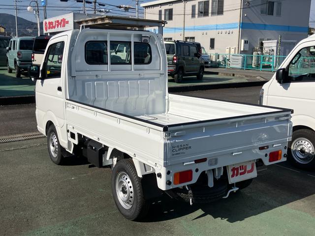 NT100クリッパートラック DX農繁仕様 4WD 5速マニュアル 届出済未使用車 デフロック 4枚スプリング 作業灯 社外ラバーマット/バイザー付き キーレスエントリー パワーウインド エアコン パワステ メーカー保証継承(6枚目)