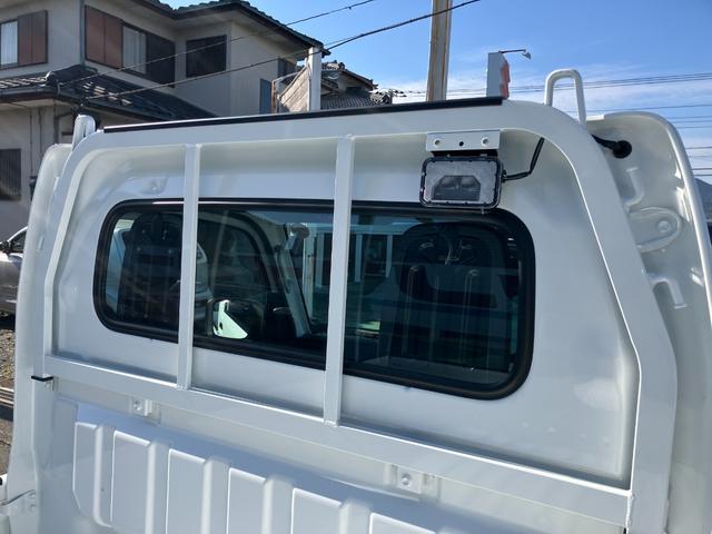 NT100クリッパートラック DX農繁仕様 4WD 5速マニュアル 届出済未使用車 デフロック 4枚スプリング 作業灯 社外ラバーマット/バイザー付き キーレスエントリー パワーウインド エアコン パワステ メーカー保証継承(8枚目)