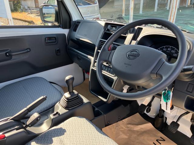 NT100クリッパートラック DX農繁仕様 4WD 5速マニュアル 届出済未使用車 デフロック 4枚スプリング 作業灯 社外ラバーマット/バイザー付き キーレスエントリー パワーウインド エアコン パワステ メーカー保証継承(12枚目)