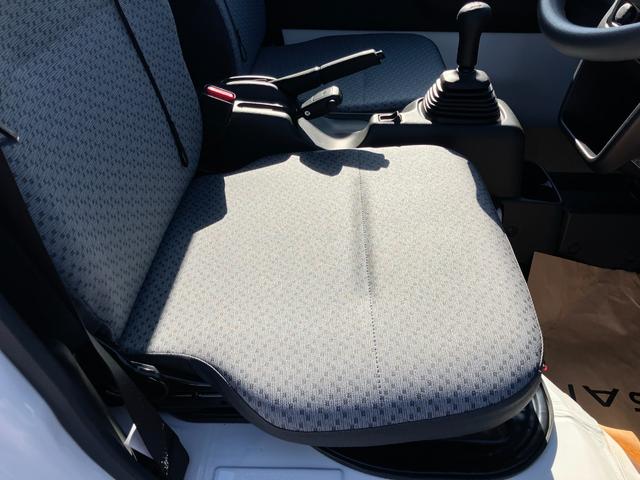 NT100クリッパートラック DX農繁仕様 4WD 5速マニュアル 届出済未使用車 デフロック 4枚スプリング 作業灯 社外ラバーマット/バイザー付き キーレスエントリー パワーウインド エアコン パワステ メーカー保証継承(14枚目)