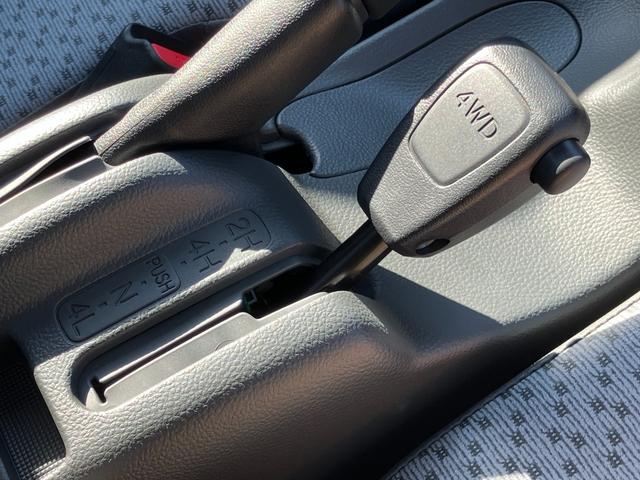 NT100クリッパートラック DX農繁仕様 4WD 5速マニュアル 届出済未使用車 デフロック 4枚スプリング 作業灯 社外ラバーマット/バイザー付き キーレスエントリー パワーウインド エアコン パワステ メーカー保証継承(18枚目)