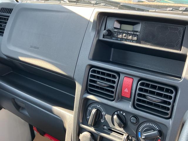 NT100クリッパートラック DX農繁仕様 4WD 5速マニュアル 届出済未使用車 デフロック 4枚スプリング 作業灯 社外ラバーマット/バイザー付き キーレスエントリー パワーウインド エアコン パワステ メーカー保証継承(21枚目)