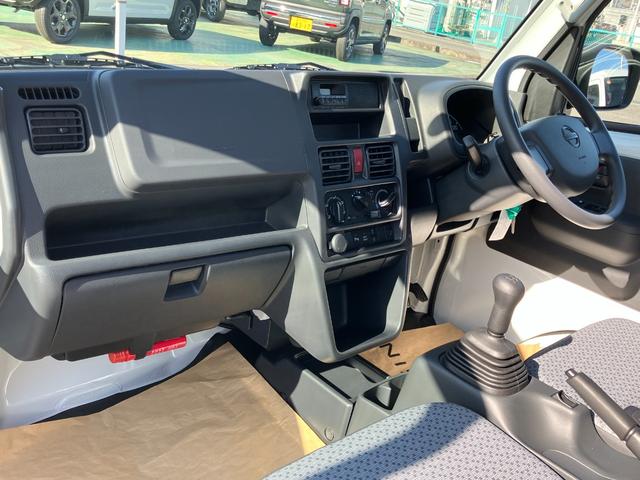 NT100クリッパートラック DX農繁仕様 4WD 5速マニュアル 届出済未使用車 デフロック 4枚スプリング 作業灯 社外ラバーマット/バイザー付き キーレスエントリー パワーウインド エアコン パワステ メーカー保証継承(25枚目)