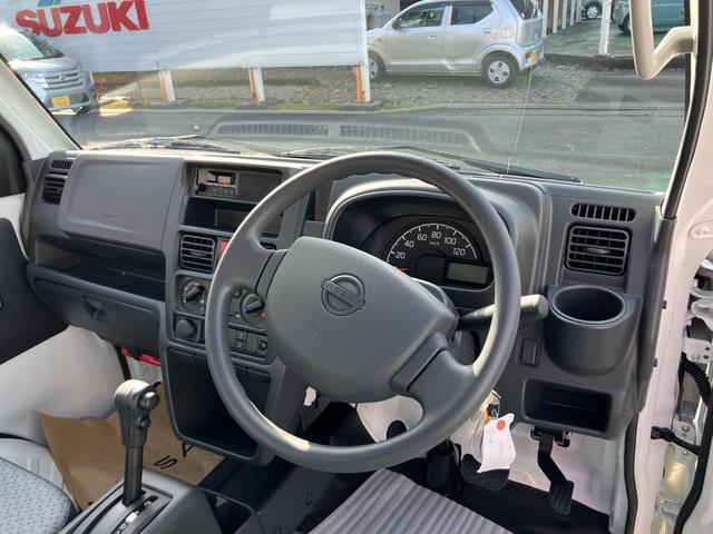 クリッパートラック ＤＸ　届出済み未使用車　オートマ　エアコン　パワーステアリング　パワーウインドウ　キーレス　アイドリングストップ　社外マット　社外バイザー（3枚目）