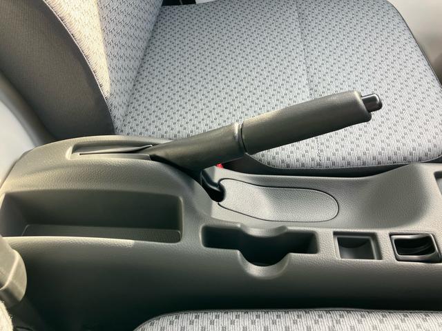 クリッパートラック ＤＸ　届出済み未使用車　オートマ　エアコン　パワーステアリング　パワーウインドウ　キーレス　アイドリングストップ　社外マット　社外バイザー（12枚目）