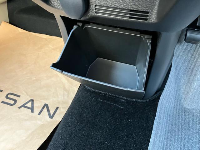 デイズ Ｘ　インテリジェントエマージェンシーブレーキ　ドライブレコーダー　全方位カメラ　スマートキー　プッシュスタート　ＥＴＣ　Ｂｌｕｅｔｏｏｔｈ　フルセグＴＶ　アルミホイール　純正マット　純正バイザー（24枚目）