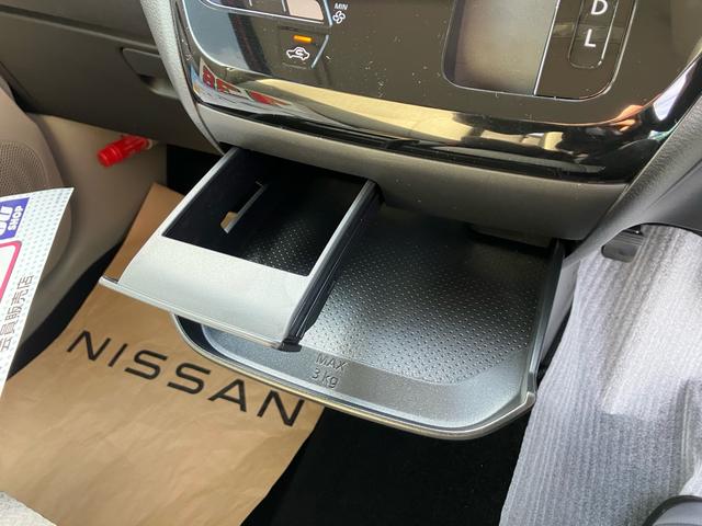 デイズ Ｘ　インテリジェントエマージェンシーブレーキ　ドライブレコーダー　全方位カメラ　スマートキー　プッシュスタート　ＥＴＣ　Ｂｌｕｅｔｏｏｔｈ　フルセグＴＶ　アルミホイール　純正マット　純正バイザー（31枚目）