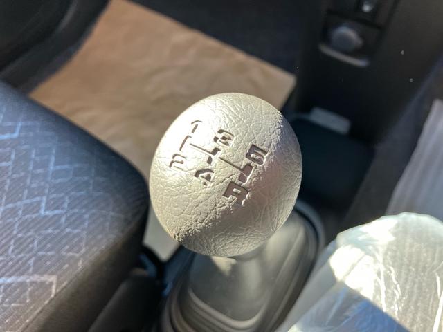 ワゴンＲ ＦＸ　セーフティサポート　届出済み未使用車　スマートキー　プッシュスタート　５速マニュアル　純正マット　純正バイザー　電動格納ミラー　オートライト（3枚目）