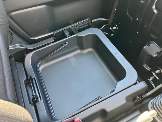 ワゴンＲ ＦＸ　セーフティサポート　届出済み未使用車　スマートキー　プッシュスタート　５速マニュアル　純正マット　純正バイザー　電動格納ミラー　オートライト（17枚目）