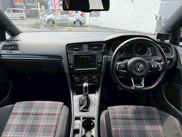 ゴルフＧＴＩ ベースグレード　ＥＴＣ　バックカメラ　ナビ　クリアランスソナー　オートクルーズコントロール　アルミホイール　オートライト　スマートキー　アイドリングストップ　ＡＴ　ＥＳＣ　Ｂｌｕｅｔｏｏｔｈ　エアコン（2枚目）