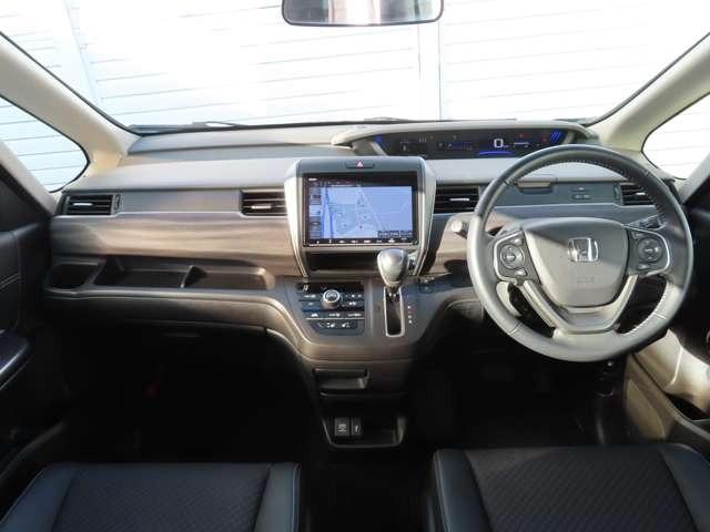 フリード Ｇ　ナビ　フルセグ　前後ドラレコ　Ｒカメラ　ＥＴＣ　ＬＥＤ　ＡＷ　両側（電動）スライドドア　スマートキー　３列シート　ウォークスルー　シートヒーター　ＤＶＤ　ＣＤ　ミュージックサーバー　盗難防止装置（3枚目）