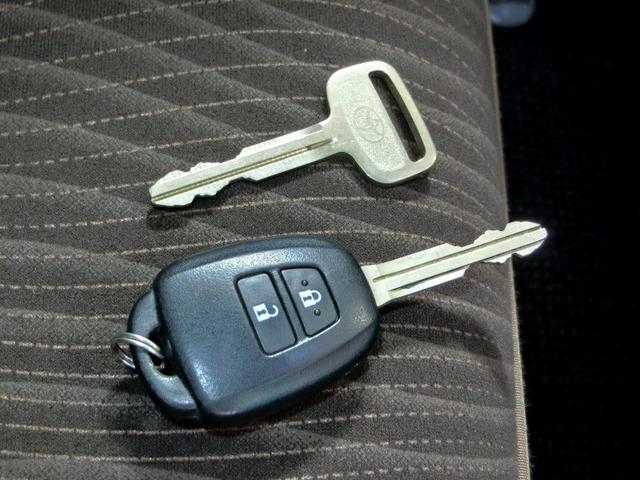 アクア Ｇ　ハイブリッド　ワンオーナー　横滑り防止機能　ＡＢＳ　エアバッグ　ＥＴＣ　ミュージックプレイヤー接続可　ＣＤ　キーレス　フル装備　アルミホイール　オートマ（28枚目）