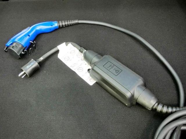 プリウスＰＨＶ Ｓ　ＧＲスポーツ　ハイブリッド　ワンオーナー　安全装備　衝突被害軽減システム　横滑り防止機能　ＡＢＳ　エアバッグ　オートクルーズコントロール　盗難防止装置　バックカメラ　ＥＴＣ　ドラレコ　ミュージックプレイヤー接続可（12枚目）