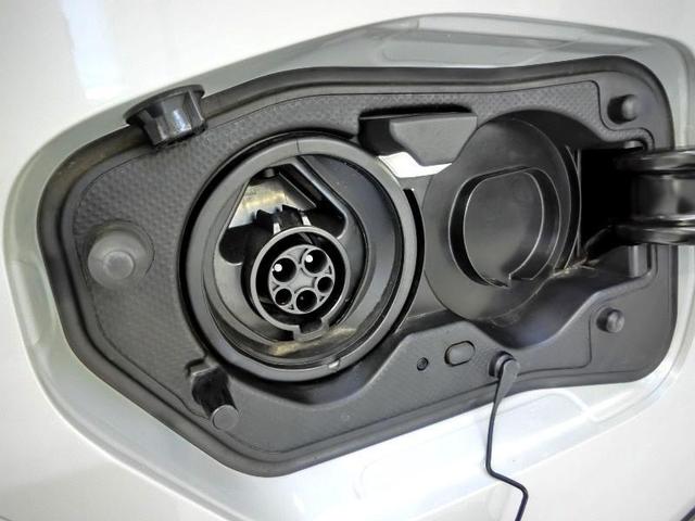 プリウスＰＨＶ Ｓ　ＧＲスポーツ　ハイブリッド　ワンオーナー　安全装備　衝突被害軽減システム　横滑り防止機能　ＡＢＳ　エアバッグ　オートクルーズコントロール　盗難防止装置　バックカメラ　ＥＴＣ　ドラレコ　ミュージックプレイヤー接続可（13枚目）