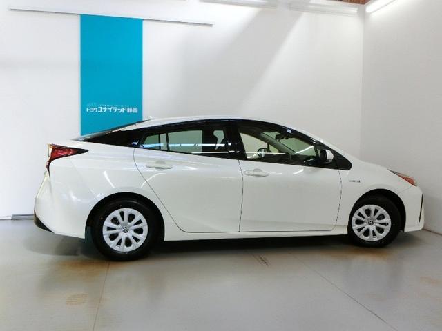 プリウス Ｓ　ハイブリッド　ワンオーナー　安全装備　衝突被害軽減システム　横滑り防止機能　ＡＢＳ　エアバッグ　オートクルーズコントロール　盗難防止装置　バックカメラ　ＥＴＣ　ドラレコ　ミュージックプレイヤー接続可（3枚目）