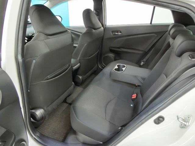 プリウス Ｓ　ハイブリッド　ワンオーナー　安全装備　衝突被害軽減システム　横滑り防止機能　ＡＢＳ　エアバッグ　オートクルーズコントロール　盗難防止装置　バックカメラ　ＥＴＣ　ドラレコ　ミュージックプレイヤー接続可（11枚目）