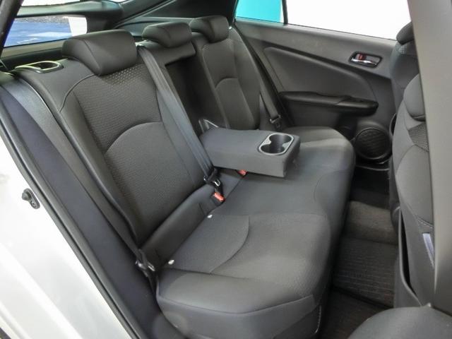 プリウス Ｓ　ハイブリッド　ワンオーナー　安全装備　衝突被害軽減システム　横滑り防止機能　ＡＢＳ　エアバッグ　オートクルーズコントロール　盗難防止装置　バックカメラ　ＥＴＣ　ドラレコ　ミュージックプレイヤー接続可（12枚目）