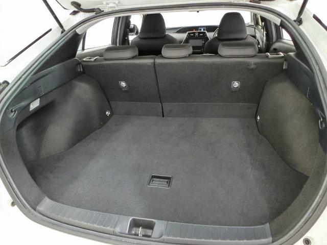 プリウス Ｓ　ハイブリッド　ワンオーナー　安全装備　衝突被害軽減システム　横滑り防止機能　ＡＢＳ　エアバッグ　オートクルーズコントロール　盗難防止装置　バックカメラ　ＥＴＣ　ドラレコ　ミュージックプレイヤー接続可（13枚目）