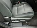 運転席です。座席の上下もできるシートアジャスター付きです。