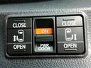 運転席付近のパワースライドドアの操作スイッチです。