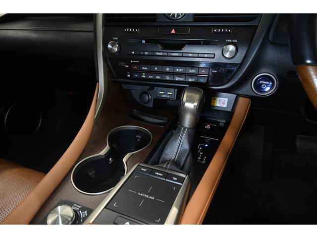 左右で温度調整の出来るデュアルオートエアコン完備☆快適な車内空間で会話も弾みます♪