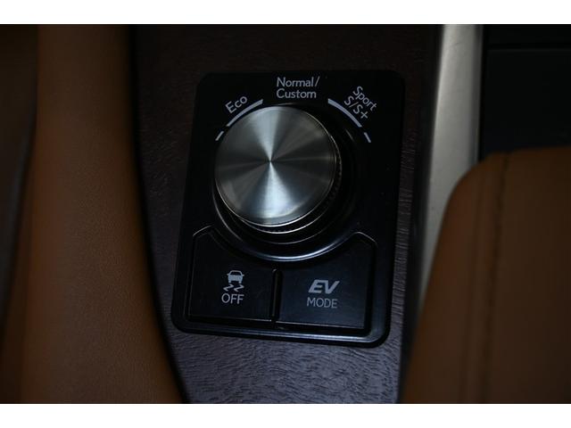 ３つの走行モードがあります。『ＥＶモード』はモーターのみで走行しガソリンを消費しないハイブリッド車ならではの環境にも優しい走行です。