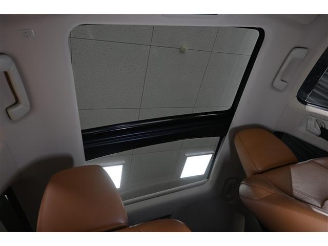 頭上には室内を明るく開放的なパノラマムーンルーフ。