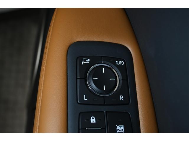 狭い場所も苦になりません。電動格納ドアミラー装備。