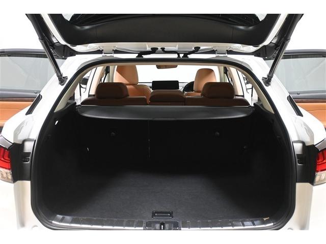 リヤシートを倒せば大きな荷物を載せられます。